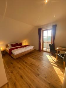 Schlafzimmer mit einem Bett, einem Fenster und einem Schreibtisch in der Unterkunft Trautenburg Stub`n in Leutschach
