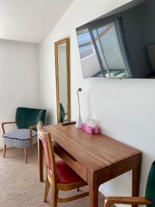TV a/nebo společenská místnost v ubytování Spacieux duplex vue mer avec terrasses: Pontaillac