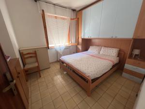 Rúm í herbergi á APPARTAMENTO ISIDE fronte spiaggia
