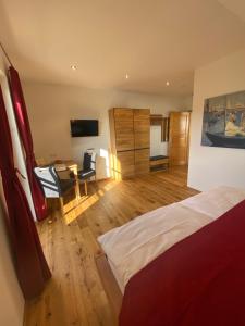 ein Hotelzimmer mit einem Bett, einem Schreibtisch und einer Küche in der Unterkunft Trautenburg Stub`n in Leutschach