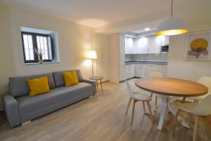 Kuchyňa alebo kuchynka v ubytovaní Apartamentos Turísticos Hornillo AT-CC-00681