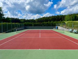 Tenis a/nebo squash v ubytování Vyhlídkový srub "Na kraji Brd" nebo okolí