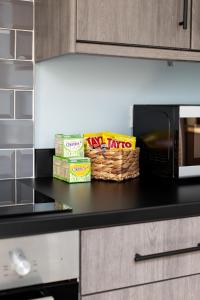 una encimera con una cesta de patatas fritas y un microondas en Fully refurbished North Belfast Home 3, en Belfast