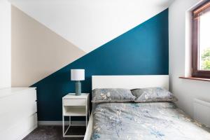 Llit o llits en una habitació de Fully refurbished North Belfast Home 3