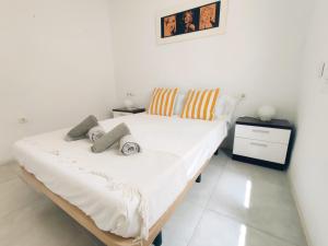 1 dormitorio con 1 cama grande y 2 almohadas en CENTER & WHITE TOWN Apartament, en Torremolinos
