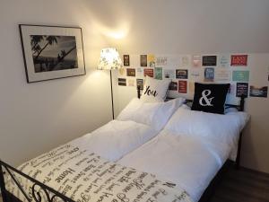 1 Schlafzimmer mit 2 Betten mit weißer Bettwäsche und einer Lampe in der Unterkunft Lipno - Villa Bernard - Lakeside Village in Frymburk