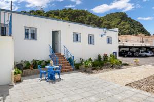 a table and chairs in front of a white building at Casa de 10 - 1 Interior in Vejer de la Frontera
