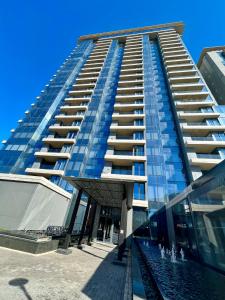 un edificio alto con ventanas de cristal en el lateral. en Umhlanga Arch Luxury, en Durban