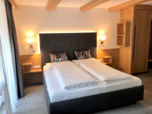 Postel nebo postele na pokoji v ubytování Hotel Garni Central - Zimmer - Studios - Apartments