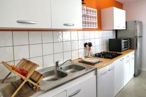Kuchyňa alebo kuchynka v ubytovaní CASA di u cuginu
