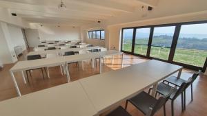 The business area and/or conference room at ORIZZONTI Vigneti Repetto