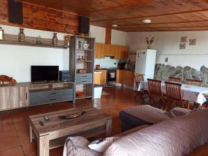 sala de estar con sofá y mesa en Casa de los abuelos, en Vilaflor