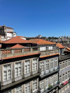 un gruppo di edifici con finestre e tetti bianchi di Porto Republica Ribeira a Porto
