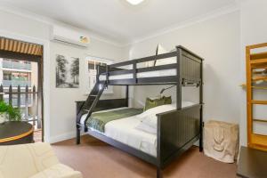 シドニーにあるBeautiful 2-Bed Terrace House with Outdoor Areasのベッドルーム(二段ベッド1組、ソファ付)