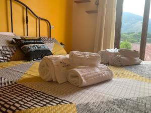 a group of towels on top of a bed at Colle Veralli in Foce