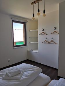 Postel nebo postele na pokoji v ubytování Apartmány Černý vlk, Borová Lada
