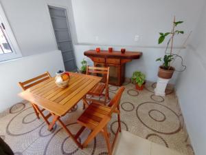 uma sala de jantar com uma mesa de madeira e cadeiras em Sentite como en casa em Mendoza