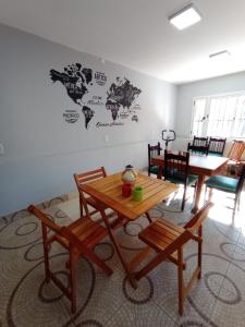 een eetkamer met een tafel en stoelen en een wereldkaart aan de muur bij Sentite como en casa in Mendoza