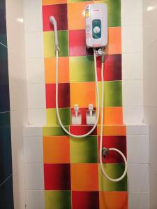 kolorowa łazienka z prysznicem na ścianie w obiekcie Friend Seeker w Aonang Beach