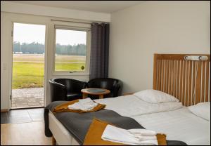 Postel nebo postele na pokoji v ubytování Varbergs GK Västra Hotell