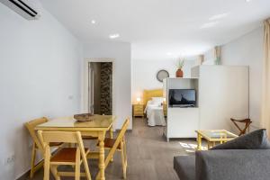 Televízia a/alebo spoločenská miestnosť v ubytovaní Casa de 10 - 4 Interior