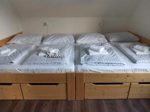 Postel nebo postele na pokoji v ubytování Apartmány Černý vlk, Borová Lada