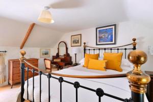 Säng eller sängar i ett rum på Finest Retreats - River Cottage