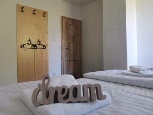 Postel nebo postele na pokoji v ubytování Apartmány Černý vlk, Borová Lada