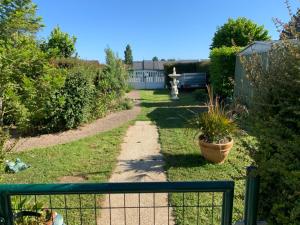 Vonkajšia záhrada v ubytovaní Résidence Les jardins de Courseulles F3