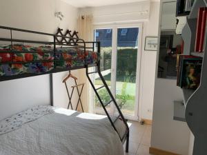 a bedroom with a bunk bed in a room at Résidence Les jardins de Courseulles F3 in Courseulles-sur-Mer