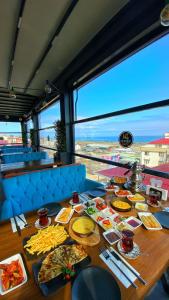 un tavolo con cibo sopra con vista sull'oceano di Yusra Suit Trabzon a Trabzon