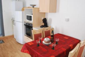 Η κουζίνα ή μικρή κουζίνα στο Gîte du sabotier +13 φωτογραφίες