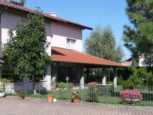 a house with a fence in front of it at Cravero Rooms in Caltignaga