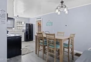 uma cozinha e sala de jantar com mesa e cadeiras em The Fifth Promise - A Cozy Lakehouse Retreat em Chipley