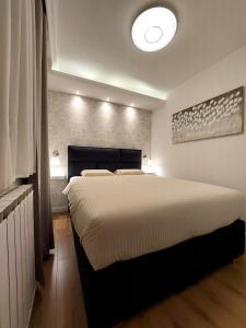 um quarto com uma cama grande num quarto em Zagreb4you Apartments em Zagreb