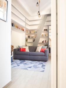 ein Wohnzimmer mit einem Sofa und Bücherregalen in der Unterkunft The Heart of Naples - Neapolitana in Neapel