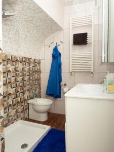 ein Badezimmer mit einem weißen Waschbecken und einem WC in der Unterkunft The Heart of Naples - Neapolitana in Neapel