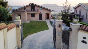 een oprit naar een huis met een poort bij Le Terrazze in Recanati