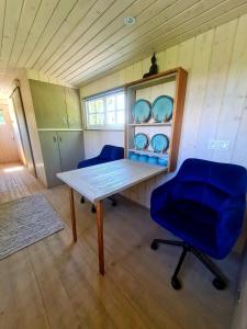 mały pokój ze stołem i 2 krzesłami w obiekcie Maringotka KLINGER w Bańskiej Szczawnicy