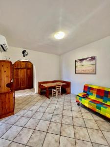 een woonkamer met een bank en een tafel bij Appartamento La Baia in Fetovaia