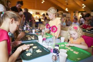 een groep kinderen die aan een tafel eten bij Sier aan Zee in Hollum