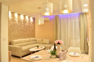 ein Wohnzimmer mit einer Couch und einem Tisch in der Unterkunft Zagreb4you Apartments in Zagreb