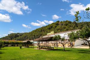 ein Gebäude mit einem Picknicktisch und einem Berg im Hintergrund in der Unterkunft Casa de 10 - 2a in Vejer de la Frontera