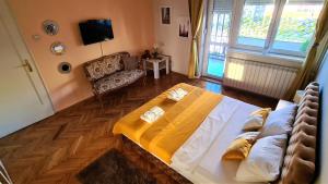 ein Wohnzimmer mit einem Bett und einem Sofa in der Unterkunft Windows City Apartment in Belgrad