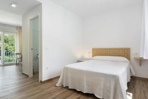 sypialnia z dużym białym łóżkiem i łazienką w obiekcie Casa de 10 - 5a w mieście Vejer de la Frontera +20 zdjęć