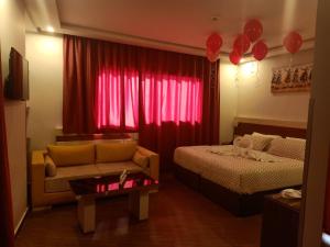 Ένα ή περισσότερα κρεβάτια σε δωμάτιο στο HOTEL MAKARIM TETOUAN