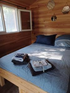 ein Schlafzimmer mit einem Bett mit Handtüchern darauf in der Unterkunft LA SAPINEDE in Saint-Vincent-de-Paul