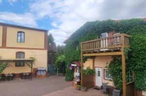 ein Gebäude mit einem Balkon auf der Seite in der Unterkunft Hotel-Restaurant Christine in Lübz