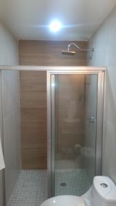 y baño con ducha, aseo y lavamanos. en Apartmento con alberca a 50 mt del mar La Licha, en Mazatlán