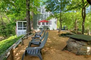 Foto da galeria de Warm and Peaceful Home with Fire Pit on Haw River em Pittsboro